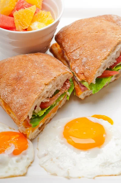 Ciabatta panini sandwich egs tomato lettuce — стоковое фото