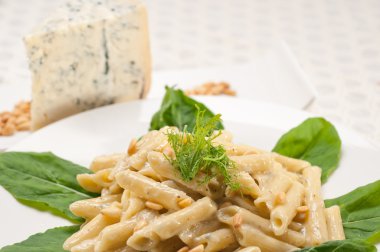 İtalyan makarna penne gorgonzola ve çam fıstığı