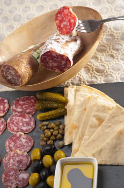 soğuk kesim plakalı pide ve turşu ile