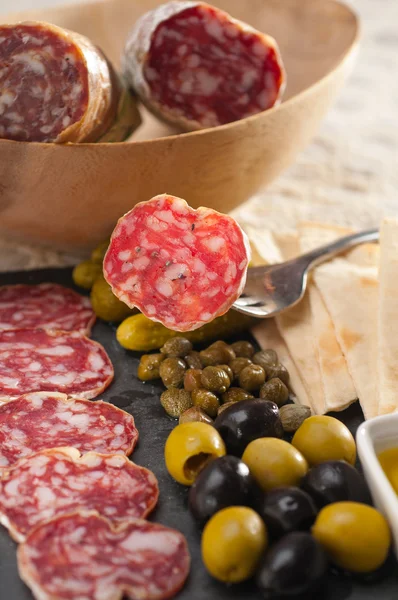 Assiette de charcuterie avec pain pita et cornichons — Photo