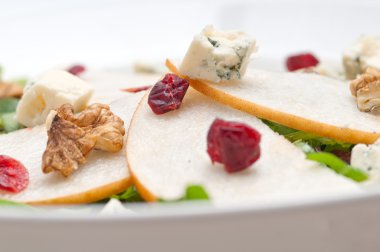 taze armut roka gorgonzola peynirli salata