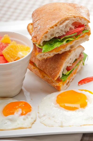 Ciabatta panini sandwich egs tomato lettuce — стоковое фото
