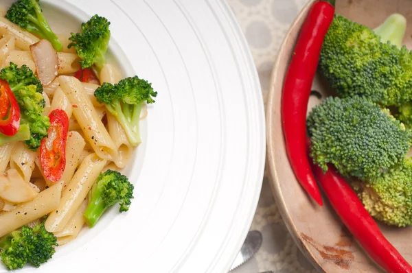 Pasta de penne italiana con brócoli y chile —  Fotos de Stock