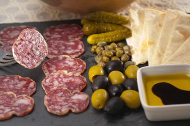 soğuk kesim plakalı pide ve turşu ile