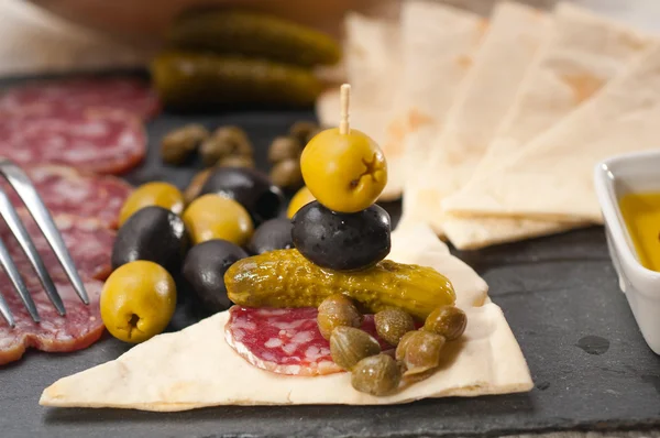 Assiette de charcuterie avec pain pita et cornichons — Photo