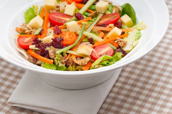Свежий красочный здоровый салат — стоковое фото