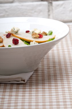 taze armut roka gorgonzola peynirli salata