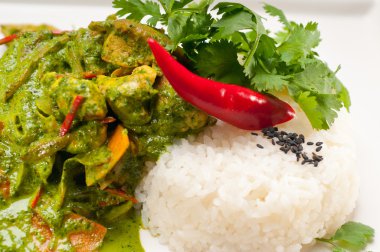 tavuk köri yeşil sebze ve pirinç