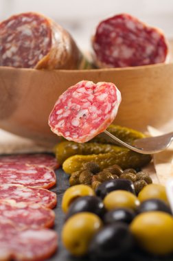 soğuk kesim plakalı pide ve turşu ile