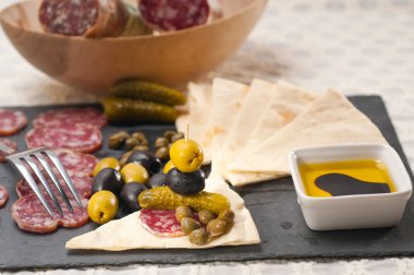soğuk kesim plakalı pide ve turşu ile