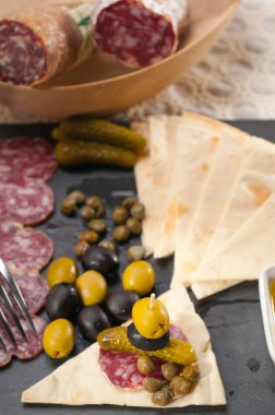 soğuk kesim plakalı pide ve turşu ile