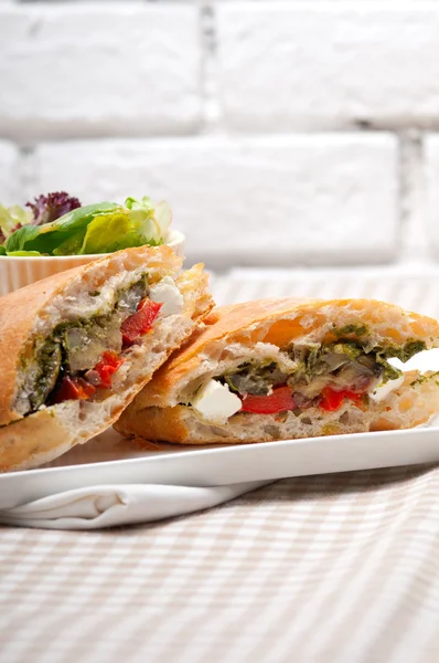 Ciabatta panini sandwichwith warzyw i feta — Zdjęcie stockowe