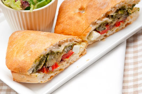 Ciabatta Panini Sandwichmit Gemüse und Feta — Stockfoto