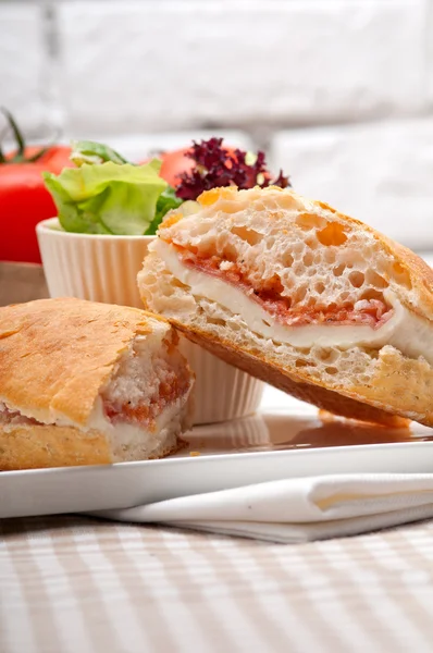 Ciabatta kanapki panini z szynką parmeńską i pomidorów — Zdjęcie stockowe