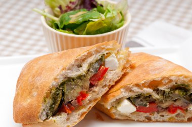 ciabatta panini sandwichwith sebze ve beyaz peynir