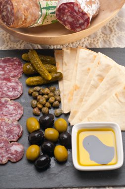 soğuk kesim plakalı pide ve turşu ile