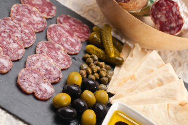 soğuk kesim plakalı pide ve turşu ile
