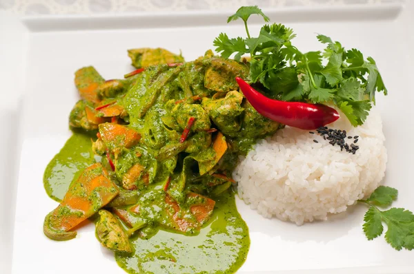 Курица с зелеными овощами и рисом — стоковое фото