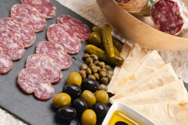 Assiette de charcuterie avec pain pita et cornichons — Photo