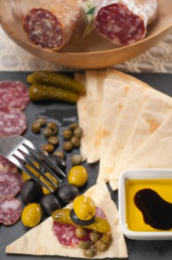 soğuk kesim plakalı pide ve turşu ile