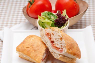 ciabatta panini sandviç parma jambonu ve domates ile