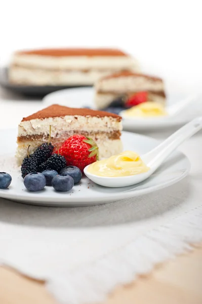 Postre de tiramisú con bayas y crema —  Fotos de Stock