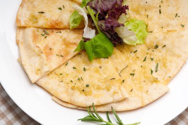 sarımsak pide ekmek pizza salata üstüne