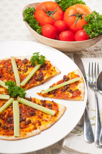 Pizza di manzo turca con cetriolo in cima — Foto Stock