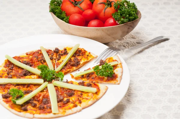 Pizza cu carne de vită turcească cu castravete deasupra — Fotografie, imagine de stoc