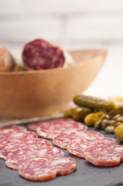 soğuk kesim plakalı pide ve turşu ile