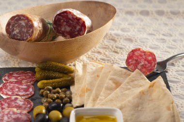 soğuk kesim plakalı pide ve turşu ile