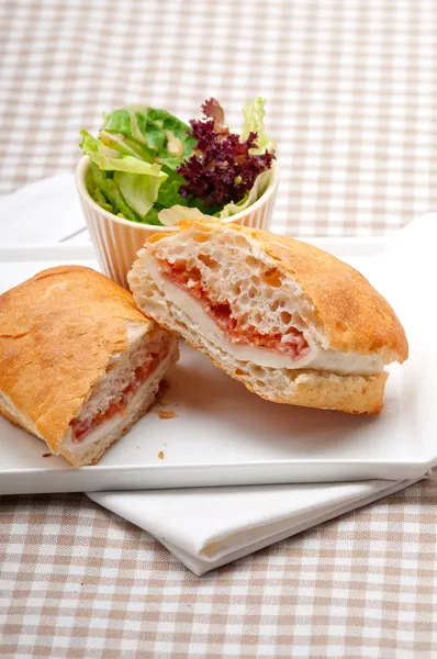Sanduíche de ciabatta panini com presunto e tomate — Fotografia de Stock