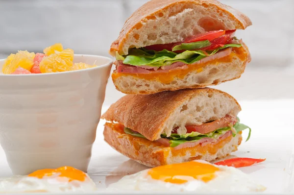 Ciabatta kanapki panini jajka pomidor sałata — Zdjęcie stockowe