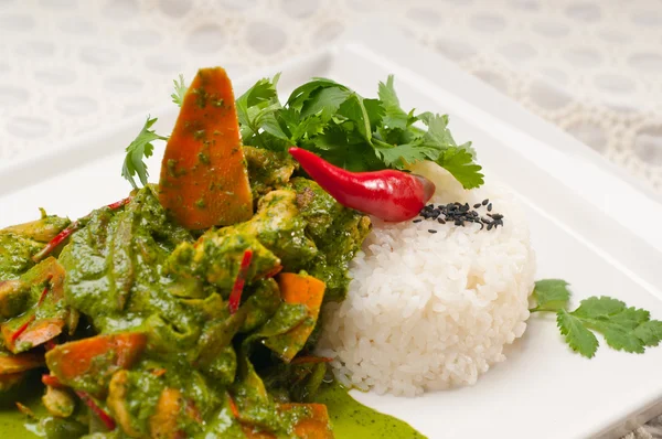 Kyckling med grön curry grönsaker och ris — Stockfoto