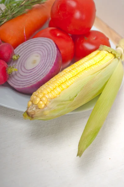Verse groenten en kruiden op een plaat — Stockfoto