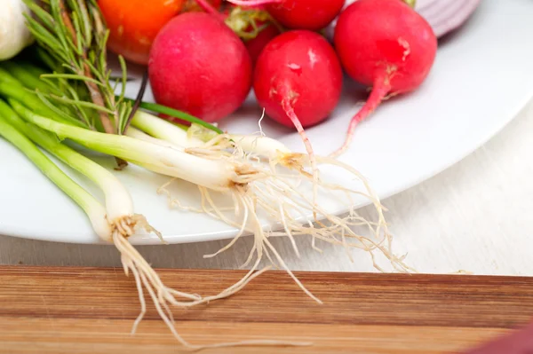 Verduras y hierbas frescas en un plato — Foto de Stock