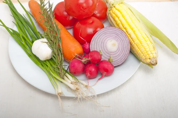 Sayuran segar dan herbal di piring — Stok Foto