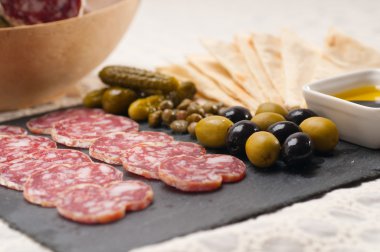 soğuk kesim plakalı pide ve turşu ile