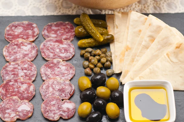 Cold cut platter with pita bread and pickles — Stock Photo, Image