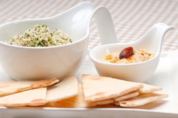 Cuscús taboulii con hummus —  Fotos de Stock