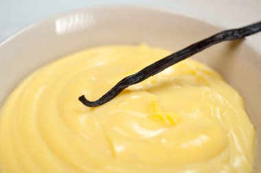 tohum sopalarla bir krem vanilya kremalı pasta