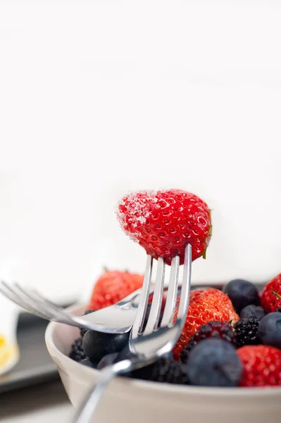 Srawberry em um garfo isolado — Fotografia de Stock