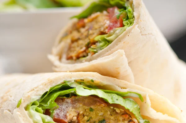 Falafel pita pain rouleau wrap sandwich — Photo