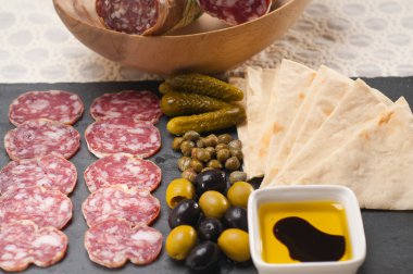 soğuk kesim plakalı pide ve turşu ile