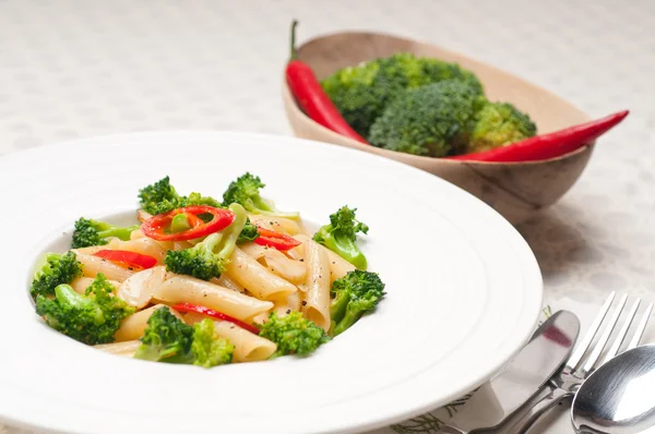 Italienska penne pasta med broccoli och chilipeppar — Stockfoto