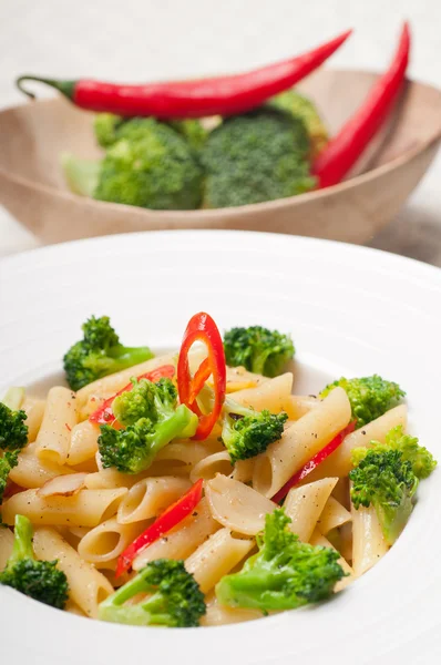 Penne con broccoli e peperoncino — Foto Stock