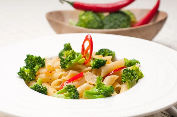 Italienska penne pasta med broccoli och chilipeppar — Stockfoto