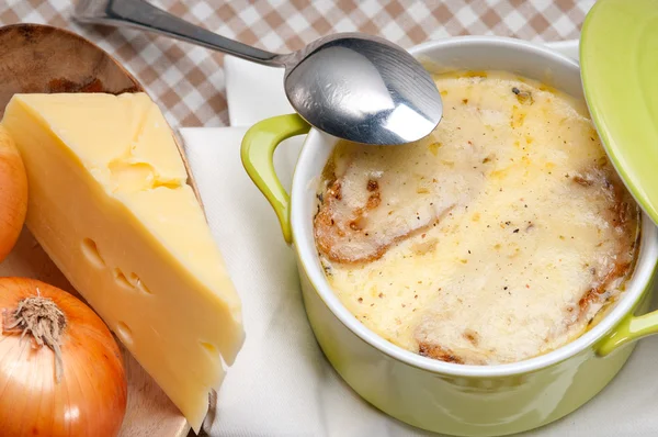 Onion soup with melted cheese and bread on top — Stock Photo, Image