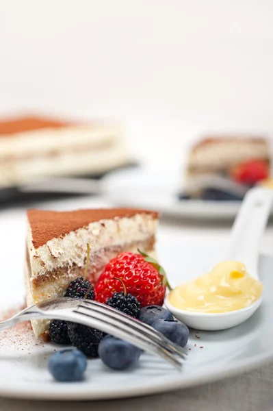 Десерт с ягодами и сливками — стоковое фото