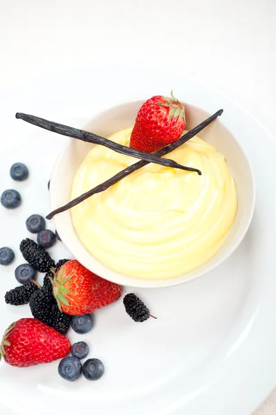 Custard vanilla pastry cream and berries — Stock Photo, Image